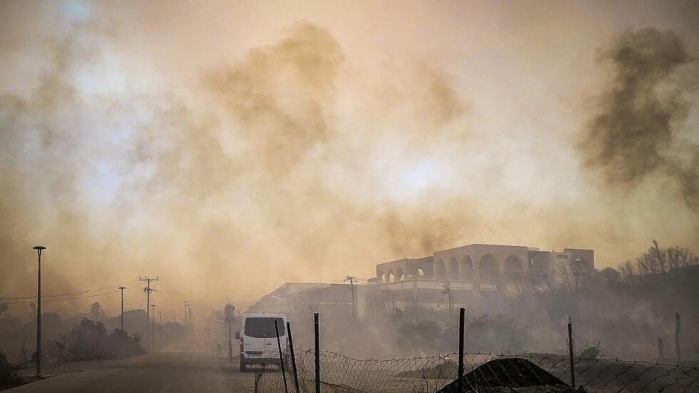 Hotel quemado en la isla de Rodas. Foto: AFP.