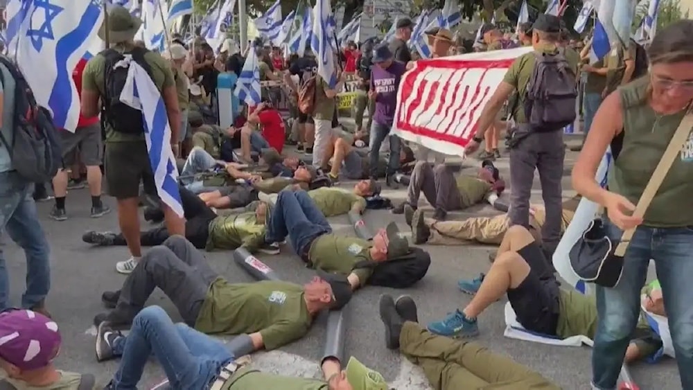 Los manifestantes evitan la entrada de los miembros a la Knesset donde se votará en primera y segunda lectura la controversial enmienda judicial que pretende imponer el primer ministro, Benjamín Netanyahu.