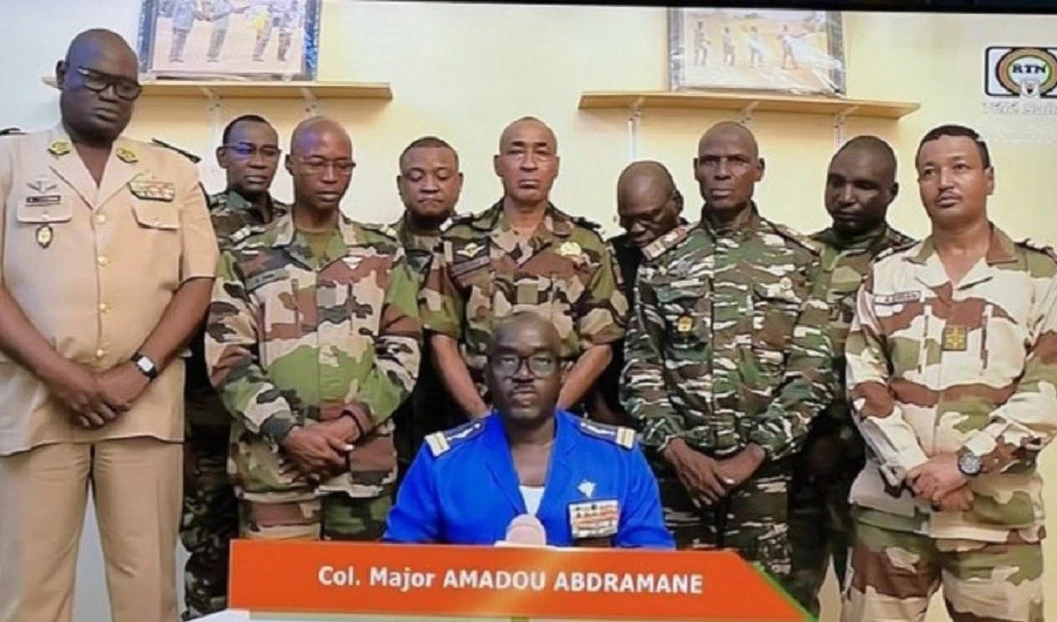 Los militares anunciaron el éxito de su golpe de Estado a través de la televisión nacional.