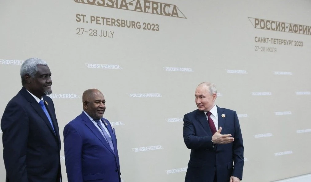 El mandatario ruso, Vladimir Putin, junto al presidente de la Unión Africana Ghazali El Othmani (centro) y el líder de la Comisión de la Unión Africana Moussa Faki (izquierda) durante la II Cumbre Rusia-África.