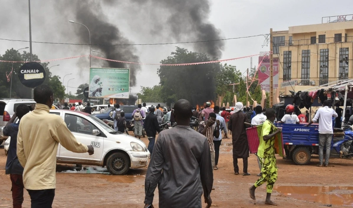 Saquean e incendian sede del partido del presidente Bazoum.