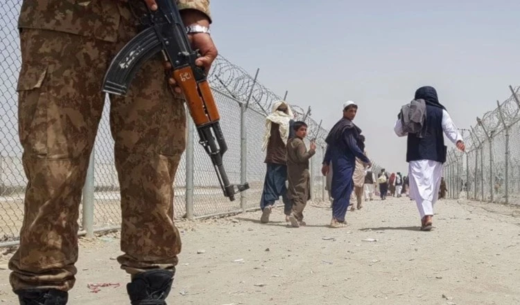 Ciudadanos afganos regresan a su país en el cruce fronterizo entre Pakistán y Afganistán en 2021. Ciudadanos afganos regresan a su país en el cruce fronterizo entre Pakistán y Afganistán en 2021.
