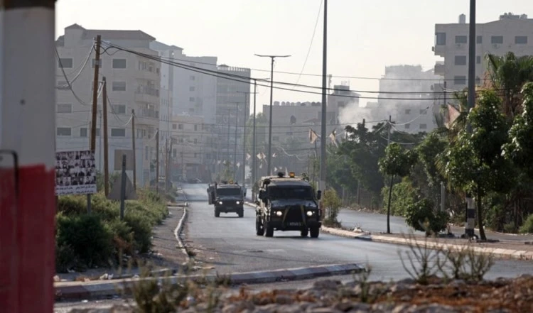 Blindados israelíes durante el asalto a Yenín.