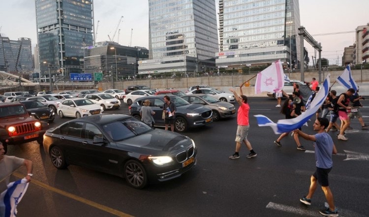  Colonos israelíes protestan en 