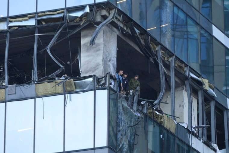 Dos de los aviones neutralizados por sistemas de guerra electrónica, perdieron el control  de su movimiento e impactaron edificios no residenciales en el complejo Ciudad de Moscú.