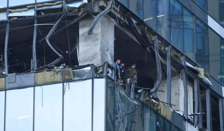 Dos de los aviones neutralizados por sistemas de guerra electrónica, perdieron el control  de su movimiento e impactaron edificios no residenciales en el complejo Ciudad de Moscú.