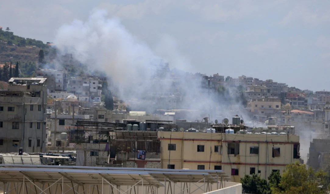 Los ataques destruyeron completamente más de 40 apartamentos y el ejército libanés cerró la carretera hacia a Ain al-Hilweh.