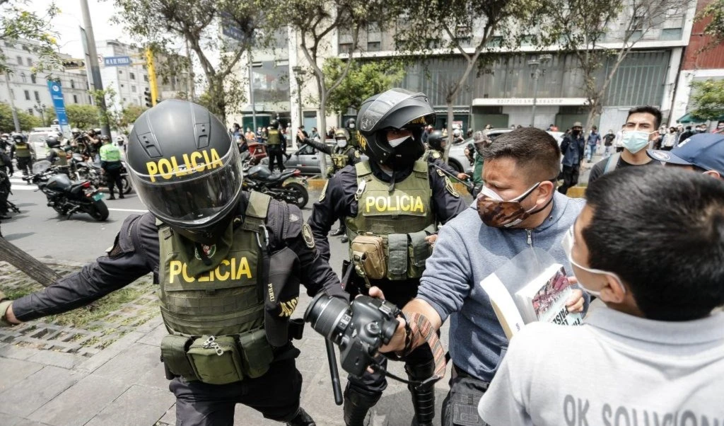 Los reporteros registraban la violencia desproporcionada de los efectivos policiales contra los manifestantes.