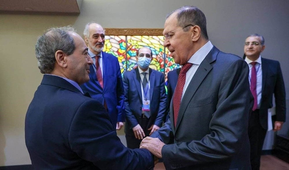 Encuentro entre los cancilleres de Siria y Rusia, Faisal al Miqdad y Serguei Lavrov, respectivamente.