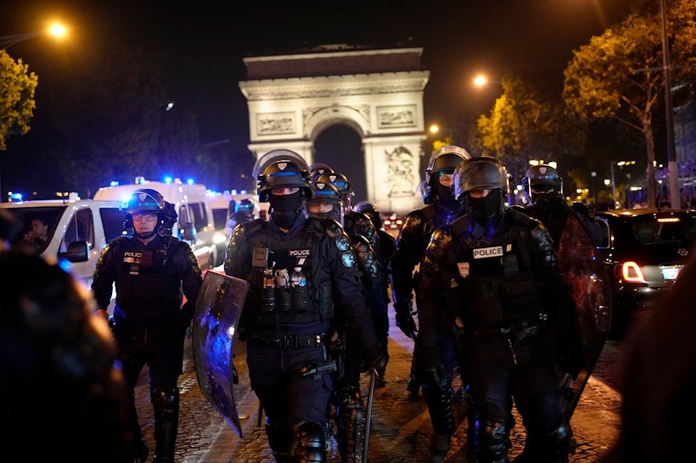 Policía francesa dispersa a los manifestantes en París.