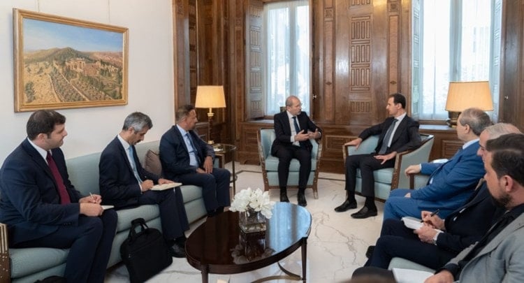 Encuentro entre el presidente sirio, Bashar al-Assad, y el canciller jordano Ayman Safadi.