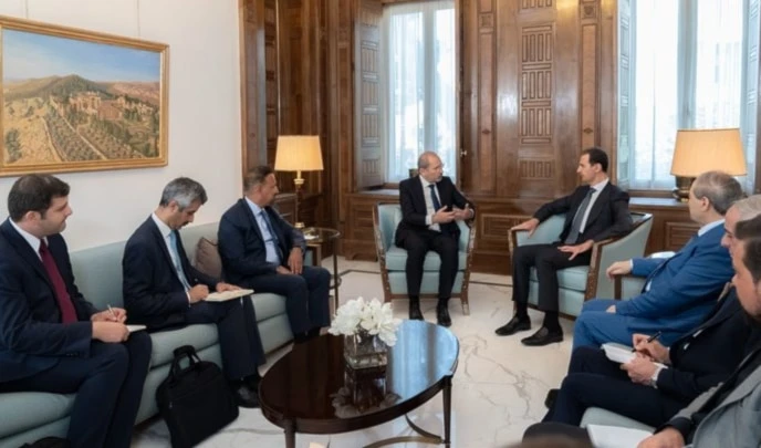 Encuentro entre el presidente sirio, Bashar al-Assad, y el canciller jordano Ayman Safadi. Encuentro entre el presidente sirio, Bashar al-Assad, y el canciller jordano Ayman Safadi.