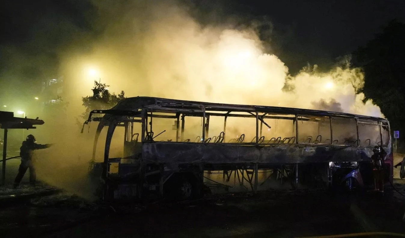 Las violentas manifestaciones en Francia dejan grandes destrozos en el país.