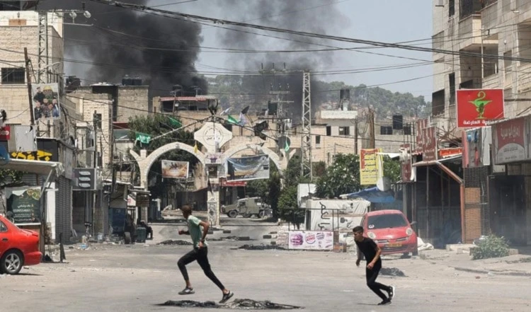 Varios soldados de ocupación resultaron heridos durante los enfrentamientos.