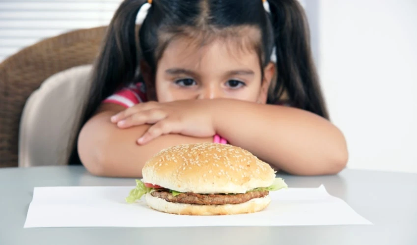 OMS pide proteger a los niños de la publicidad de alimentos