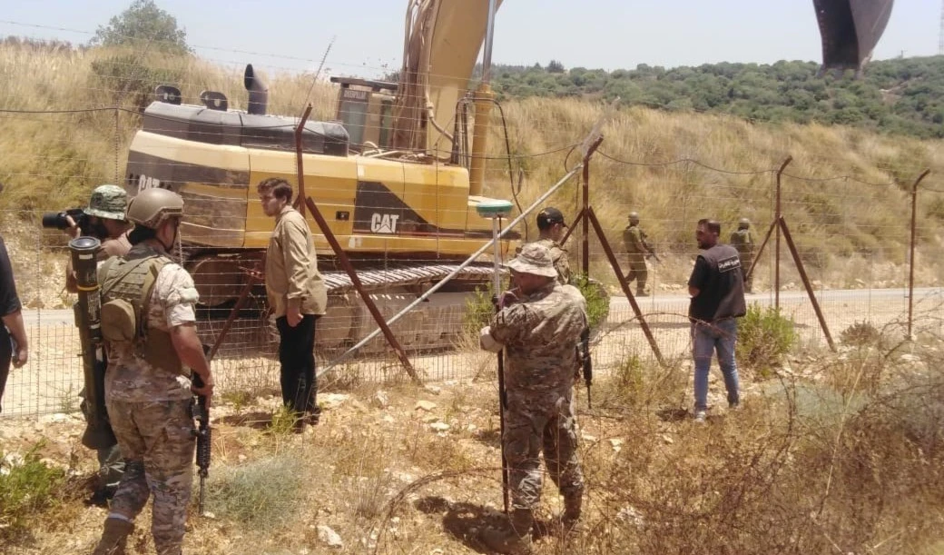 El Ejército libanés obligo al enemigo a detener los trabajos de excavación.