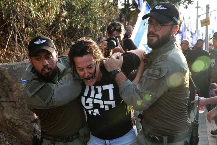 Policía israelí detiene a manifestante contra las enmiendas judiciales.