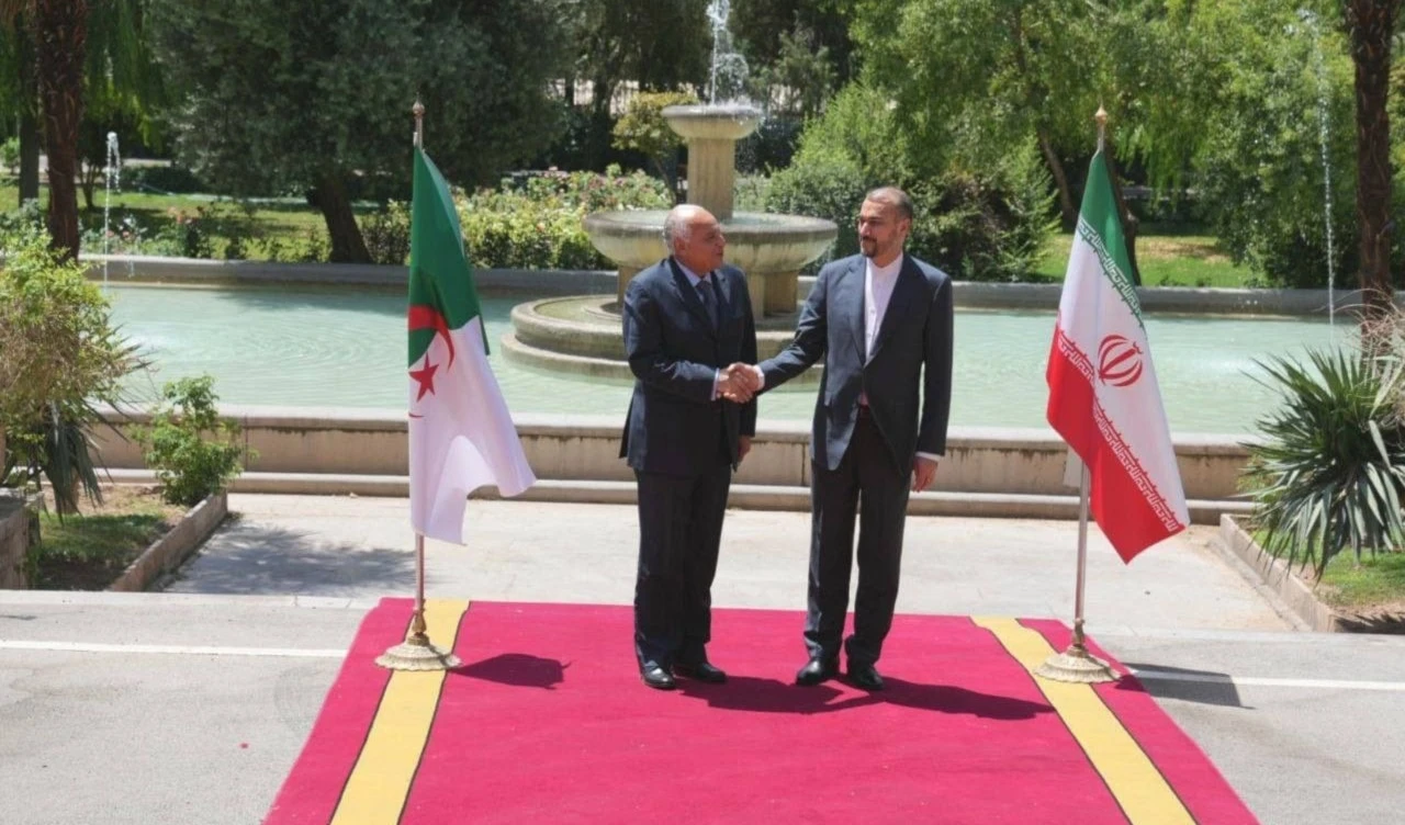 Los cancilleres argelino, Ahmed Ataf, e iraní, Hossein Amir Abdullahian, durante su encuentro en Teherán.