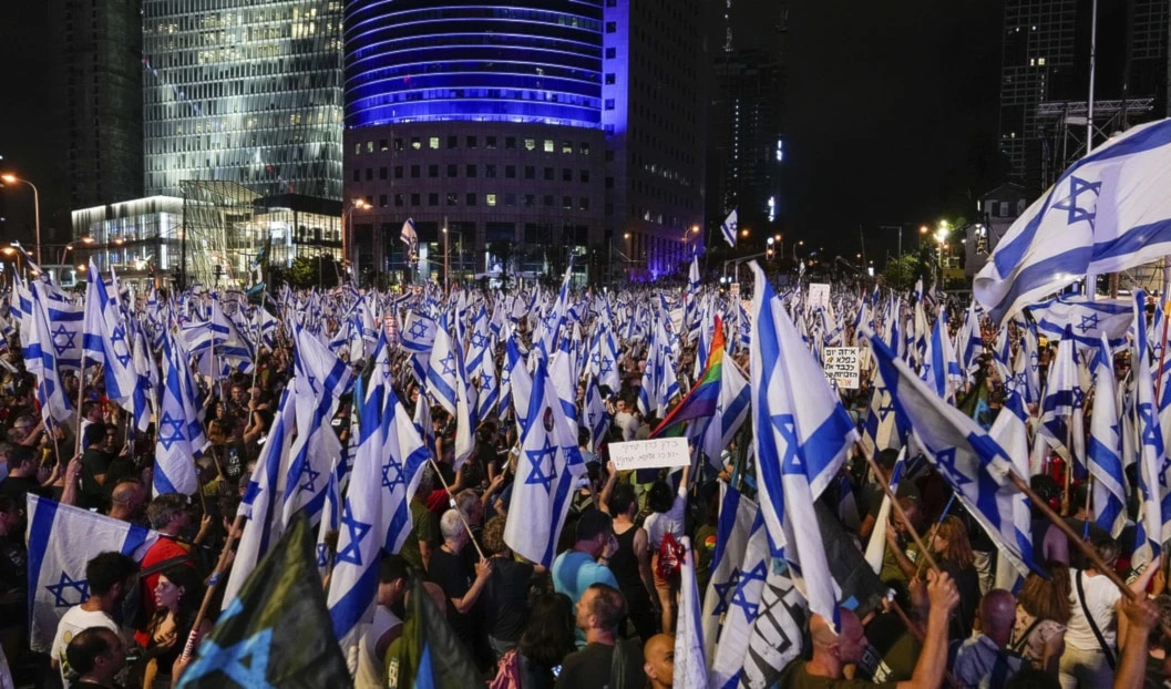 Colonos israelíes en  calles de "Tel Aviv" por 27 semanas consecutivas