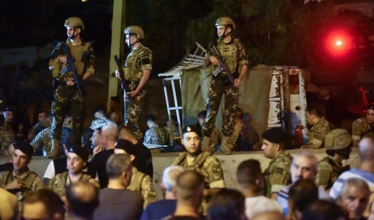 Efectivos del ejército libanés en el lugar del incidente.