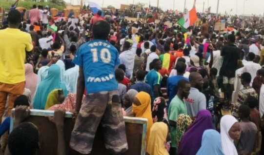 Miles de ciudadanos protestaron cerca de una base militar francesa.
