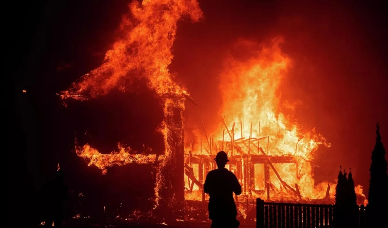 Muerte y destrucción en Hawai por incendios forestales. Foto: AP.