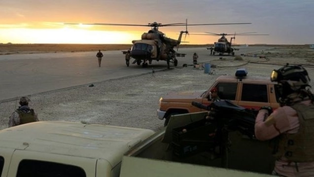 Helicóteros de EE.UU. sobrevuelan la base de de Ain al-Assad, en Irak.
