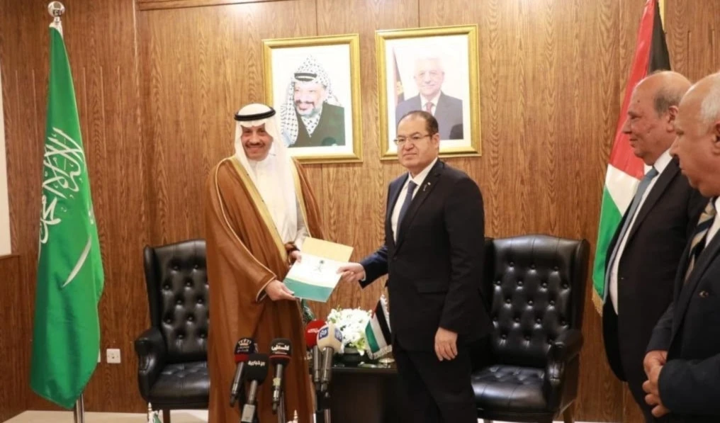 El Asesor para Asuntos Diplomáticos de la presidencia palestina, Majdi Al-Khalidi, recibió las cartas credenciales de Nayef bin Bandar Al-Sudairi.