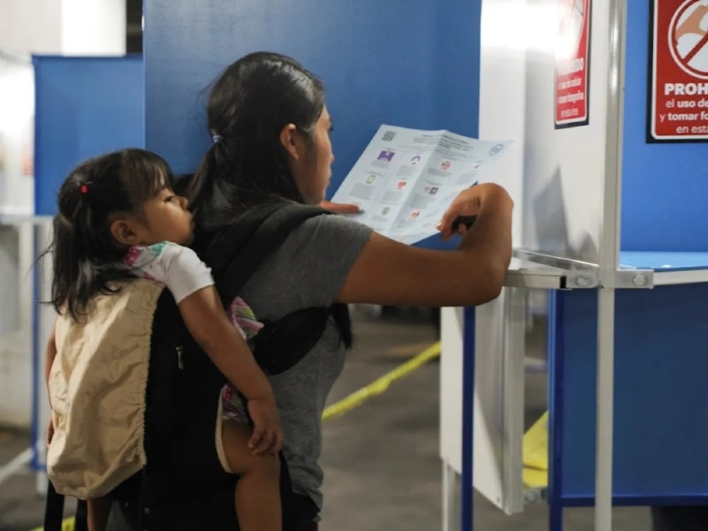 Avanza proceso electoral en segunda vuelta para Guatemala