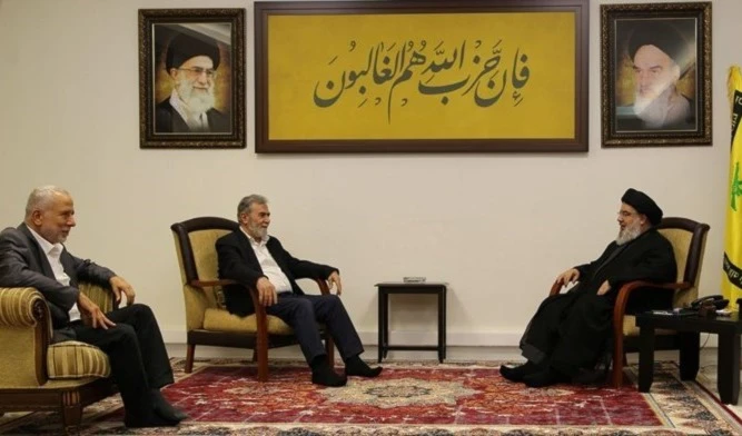 Nasrallah (derecha) recibe al líder del Movimiento Yihad Islámica.