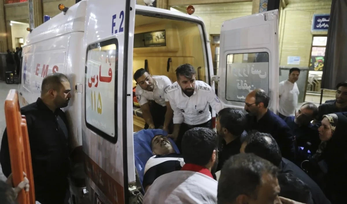 Servicio de ambulancia iraní acude a socorrer a las víctimas del atentado.
