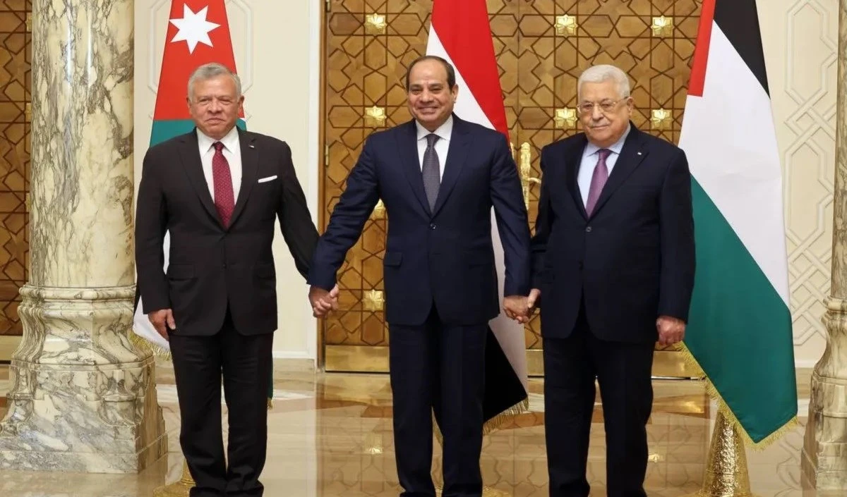 Líderes de Jordania, Palestina y Egipto celebran cumbre regional en la ciudad de El-Alamein. Líderes de Jordania, Palestina y Egipto celebran cumbre regional en la ciudad de El-Alamein.