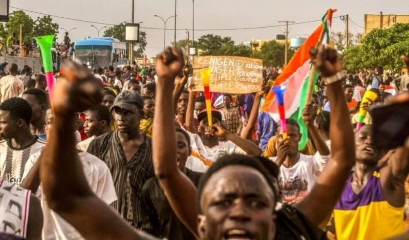 Ciudadanos nigerinos apoyan al Consejo Militar impuesto en el país. Ciudadanos nigerinos apoyan al Consejo Militar impuesto en el país.