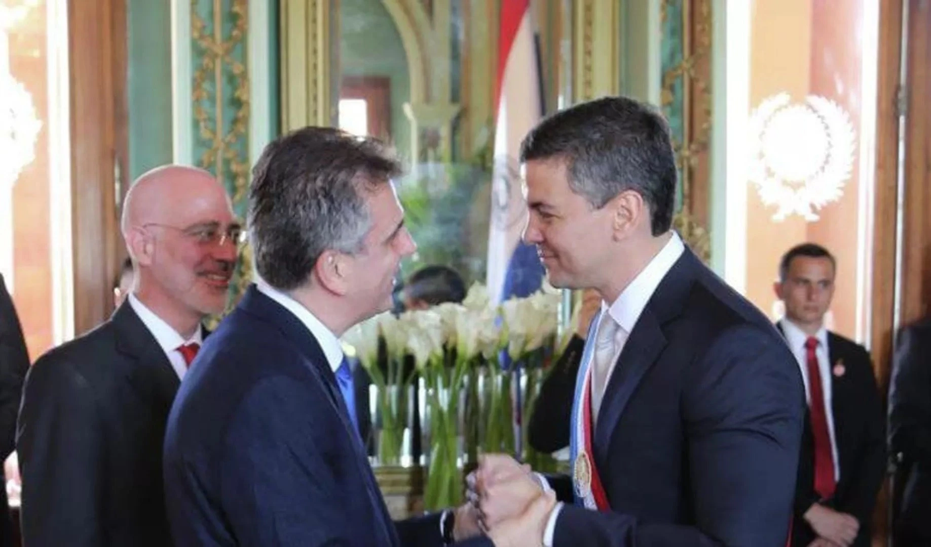 El presidente de Paraguay, Santiago Peña, recibe al embajador israelí Eli Cohen.