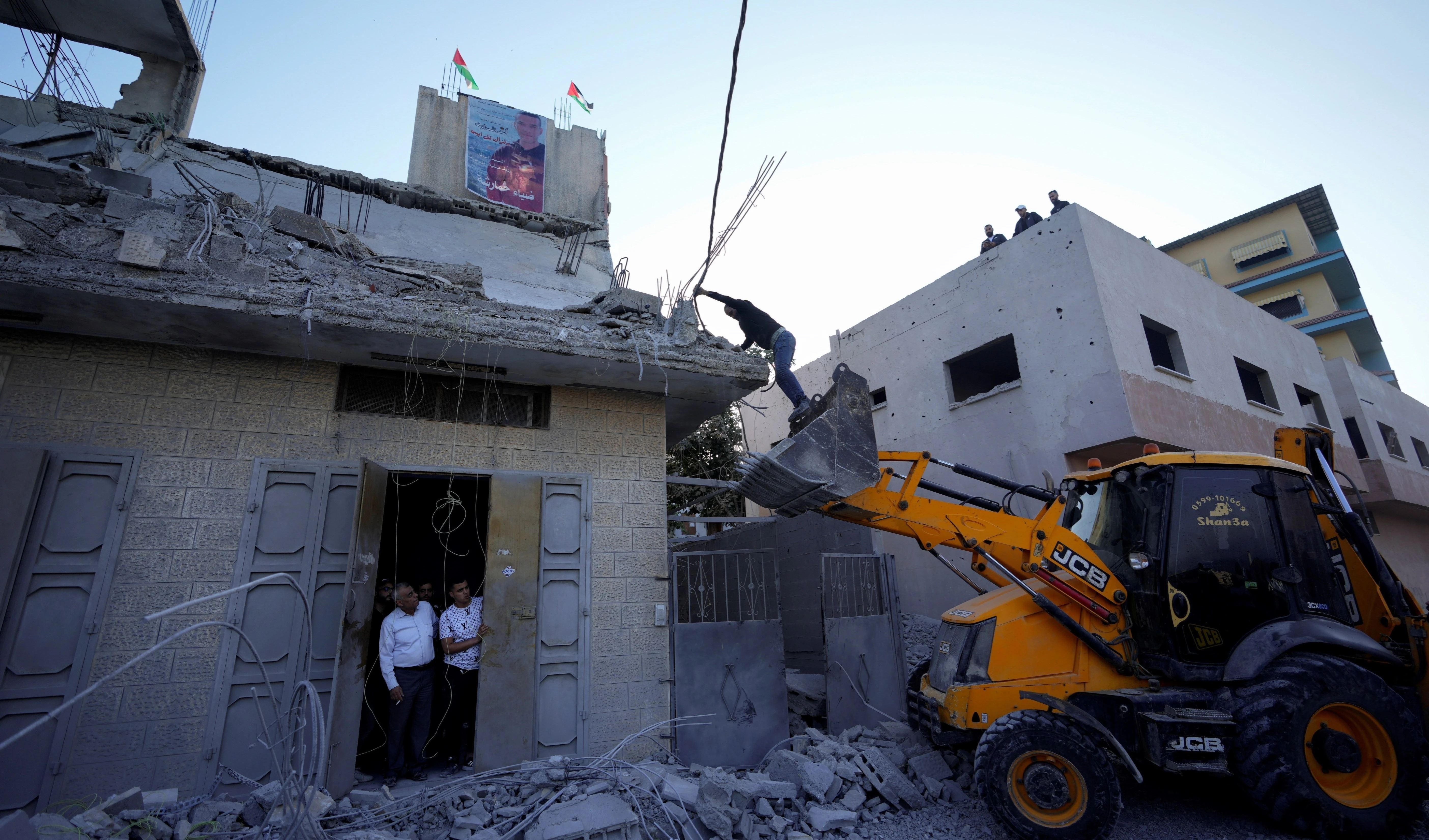 Palestinos inspeccionan los daños a la casa de la familia del combatiente por la libertad palestina Dia Hamarsheh que fue demolida por las tropas israelíes. 2 de junio de 2022 (Foto: AFP)