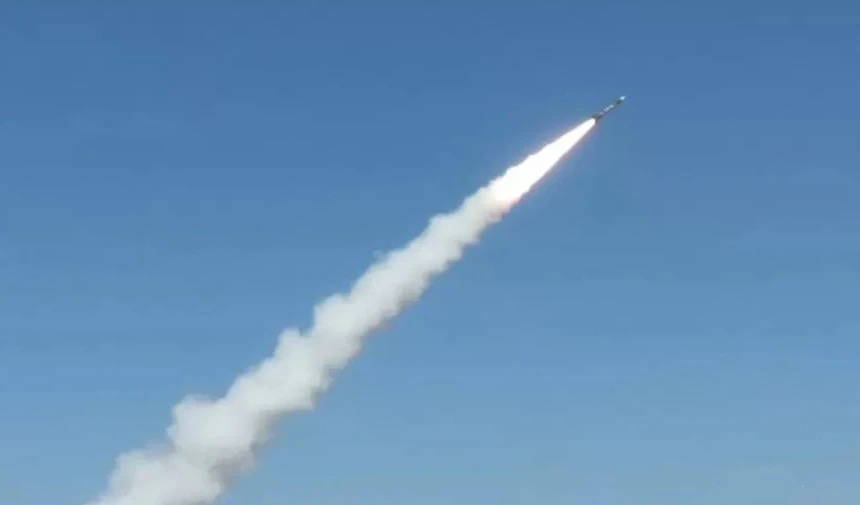 Las Brigadas del Mártir Izz al-Din al-Qassam, ala militar de Hamas, mostraron el cohete Ayyash 250 en 2021 durante la batalla Espada de Jerusalén. Las Brigadas del Mártir Izz al-Din al-Qassam, ala militar de Hamas, mostraron el cohete Ayyash 250 en 2021 durante la batalla Espada de Jerusalén.