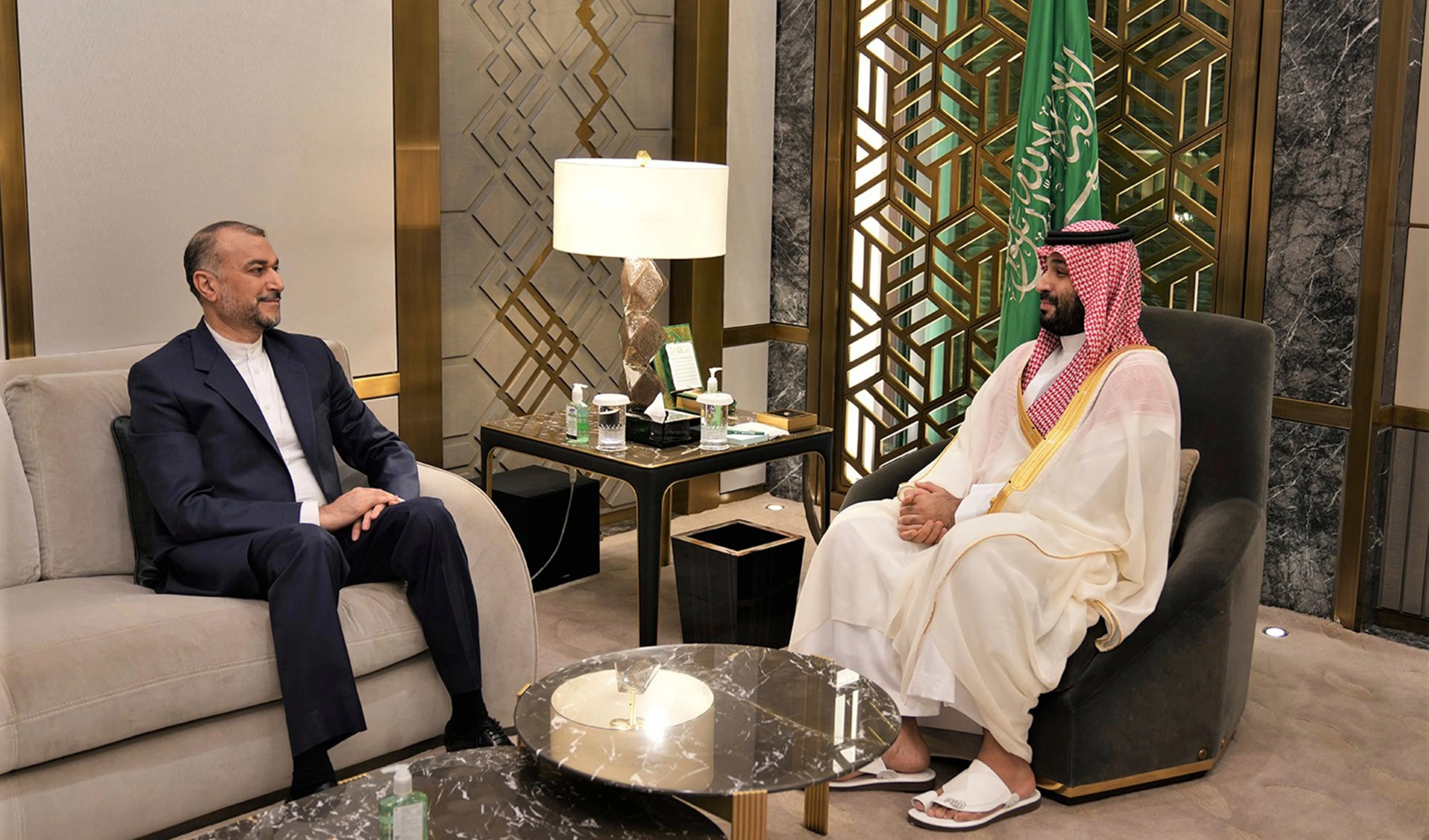 Durante su estancia en Arabia Saudita, el canciller iraní se reunió con el príncipe heredero, Mohammed Bin Salman.