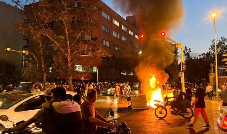 La violencia de la policía de ocupación contra los colonos es similar a la "violencia espantosa" de la policía estadounidense.