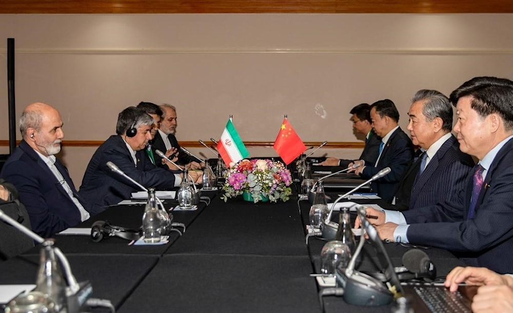 Encuentro reciente entre el jefe de la diplomacia china, Wang Yi, y el ministro del Consejo Supremo de Seguridad Nacional iraní, Ali Akbar Ahmadian.