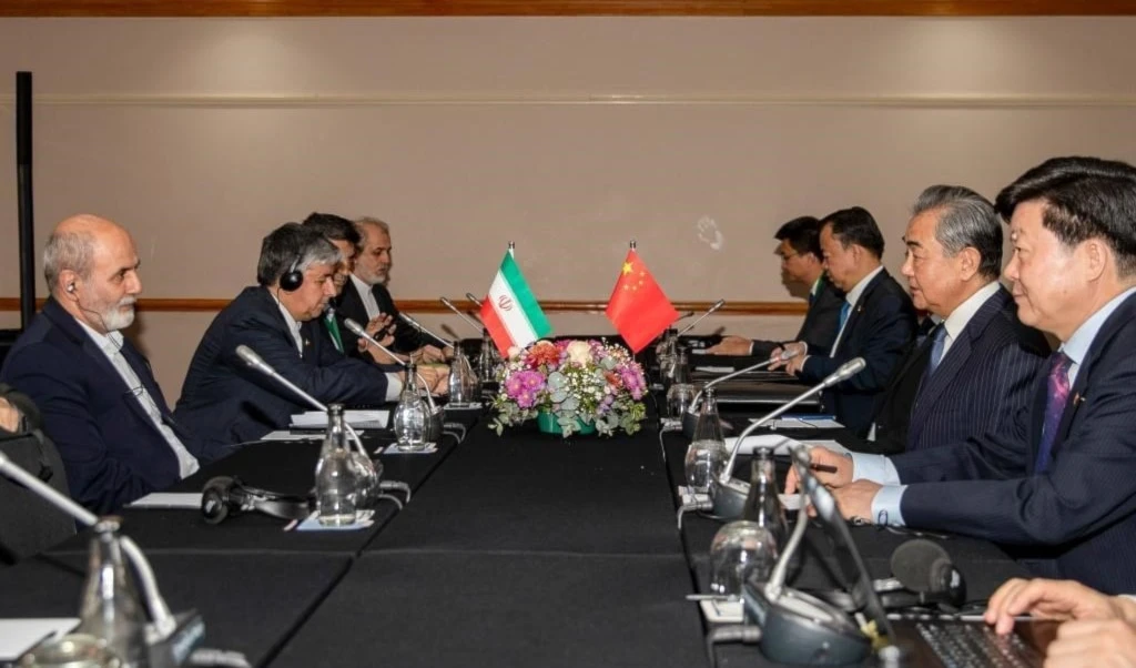 Encuentro reciente entre el jefe de la diplomacia china, Wang Yi, y el ministro del Consejo Supremo de Seguridad Nacional iraní, Ali Akbar Ahmadian.