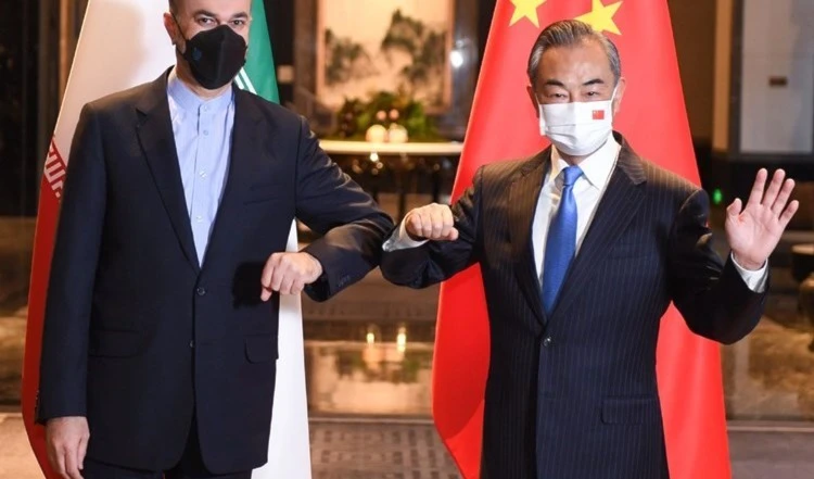 Encuentro entre el canciller iraní, Hossein Amir Abdullahian, y su homólogo chino, Wang Yi.