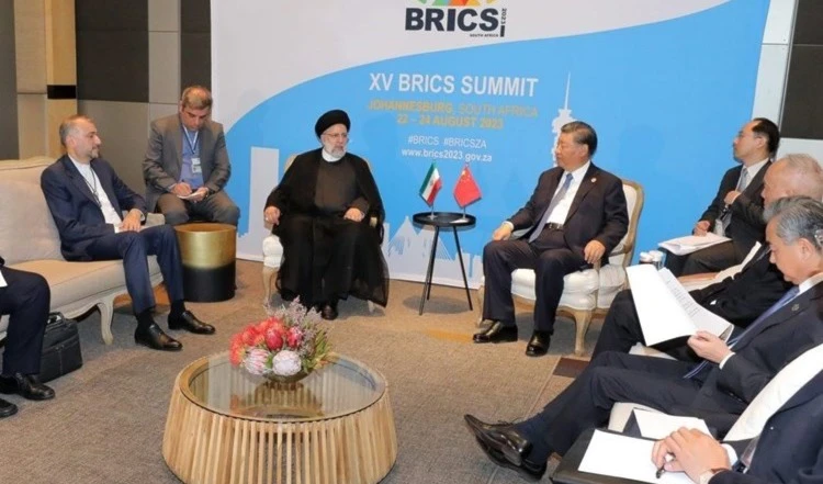 Encuentro entre el presidente iraní, Ebrahim Raisi, y su homólogo chino, Xi Jinping, durante la Cumbre de los BRICS. Encuentro entre el presidente iraní, Ebrahim Raisi, y su homólogo chino, Xi Jinping, durante la Cumbre de los BRICS.