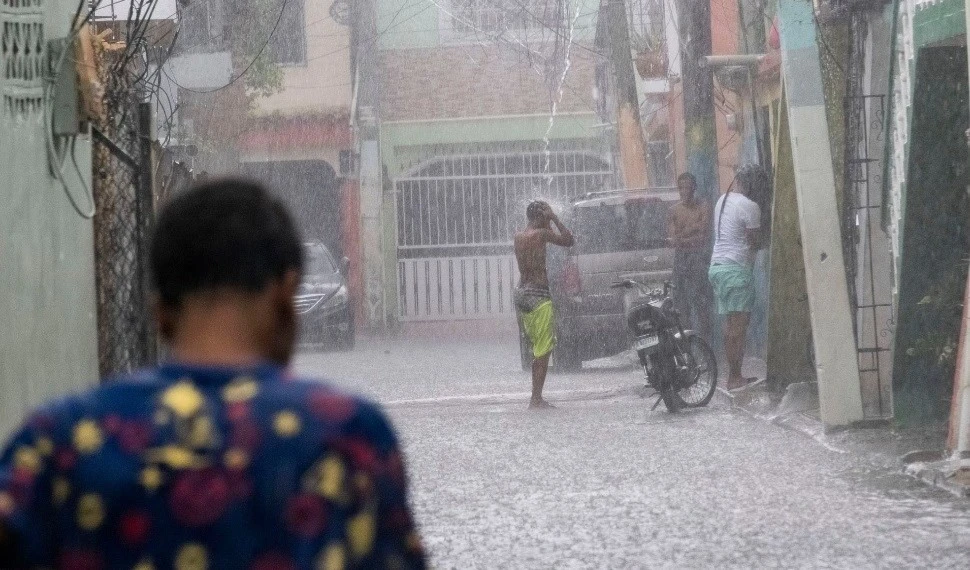 Intensas lluvias deja la tormenta tropical Franklin en Santo Domingo, República Dominicana.