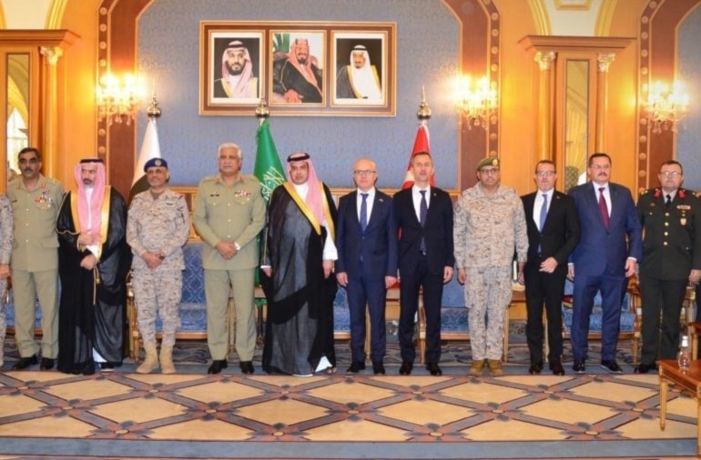 Reunión del comité tripartito saudita-turco-pakistaní celebrada en Riad.