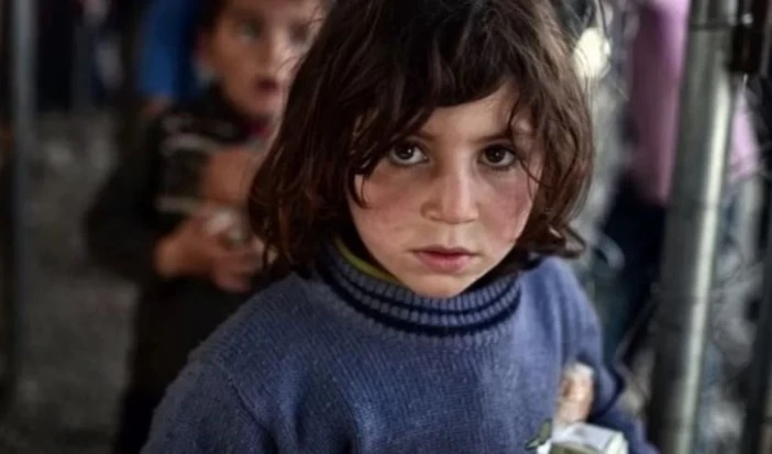 Reino Unido envía a niños migrantes a cárcel de delincuentes sexuales