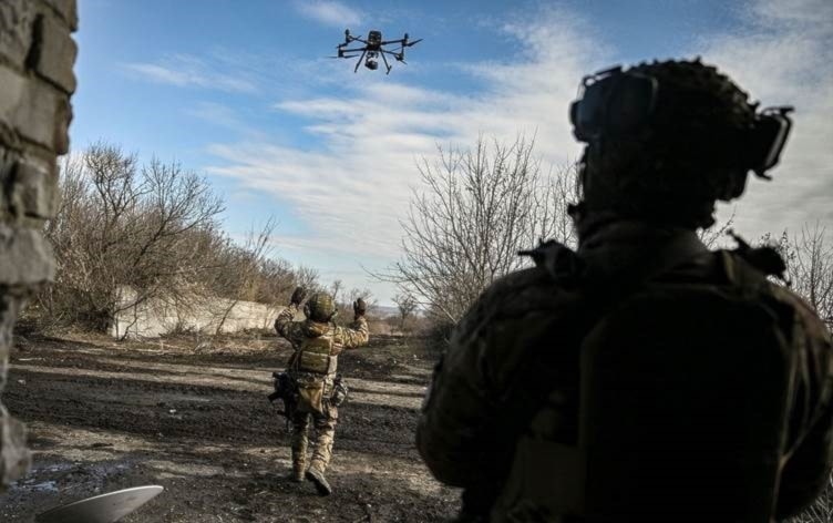 Soldados ucranianos controlan un dron, Artemovsk (Bakhmut), 5 de marzo 2023 (Foto: AFP)