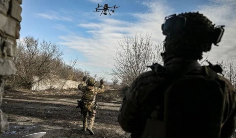 Soldados ucranianos controlan un dron, Artemovsk (Bakhmut), 5 de marzo 2023 (Foto: AFP)