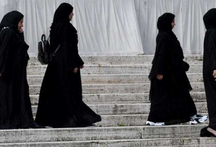 Francia prohibió el uso en las escuelas de esta prenda tradicional y relacionada con el Islam.