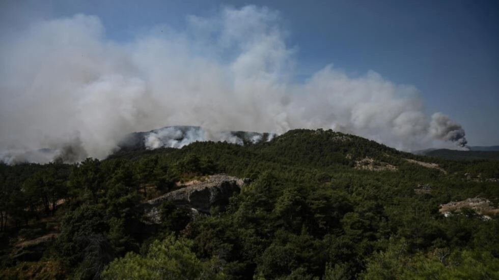 Incendio forestal en parque natural de Grecia sigue 