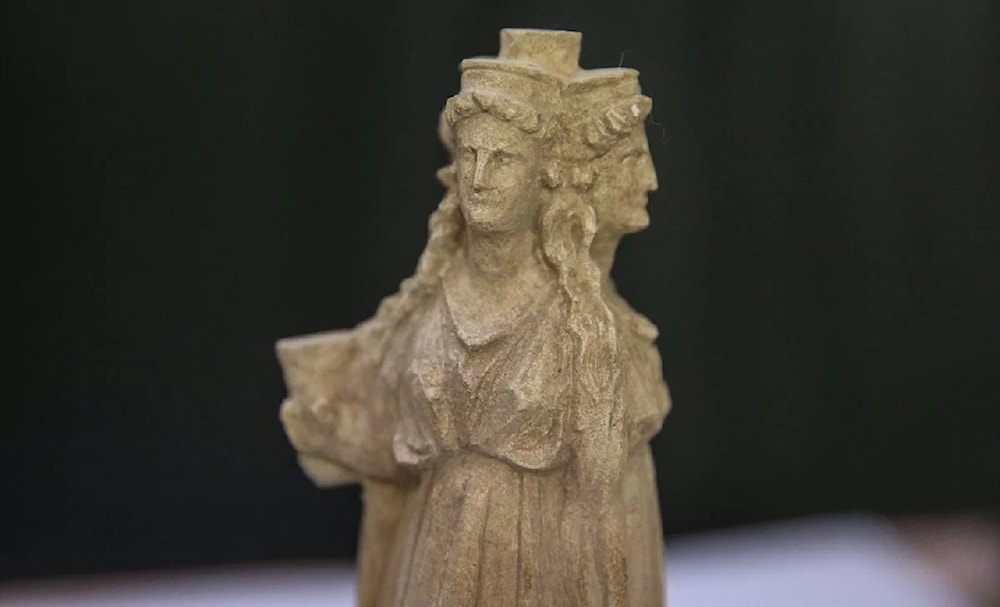Estatua tricéfala de diosa Hécate. 